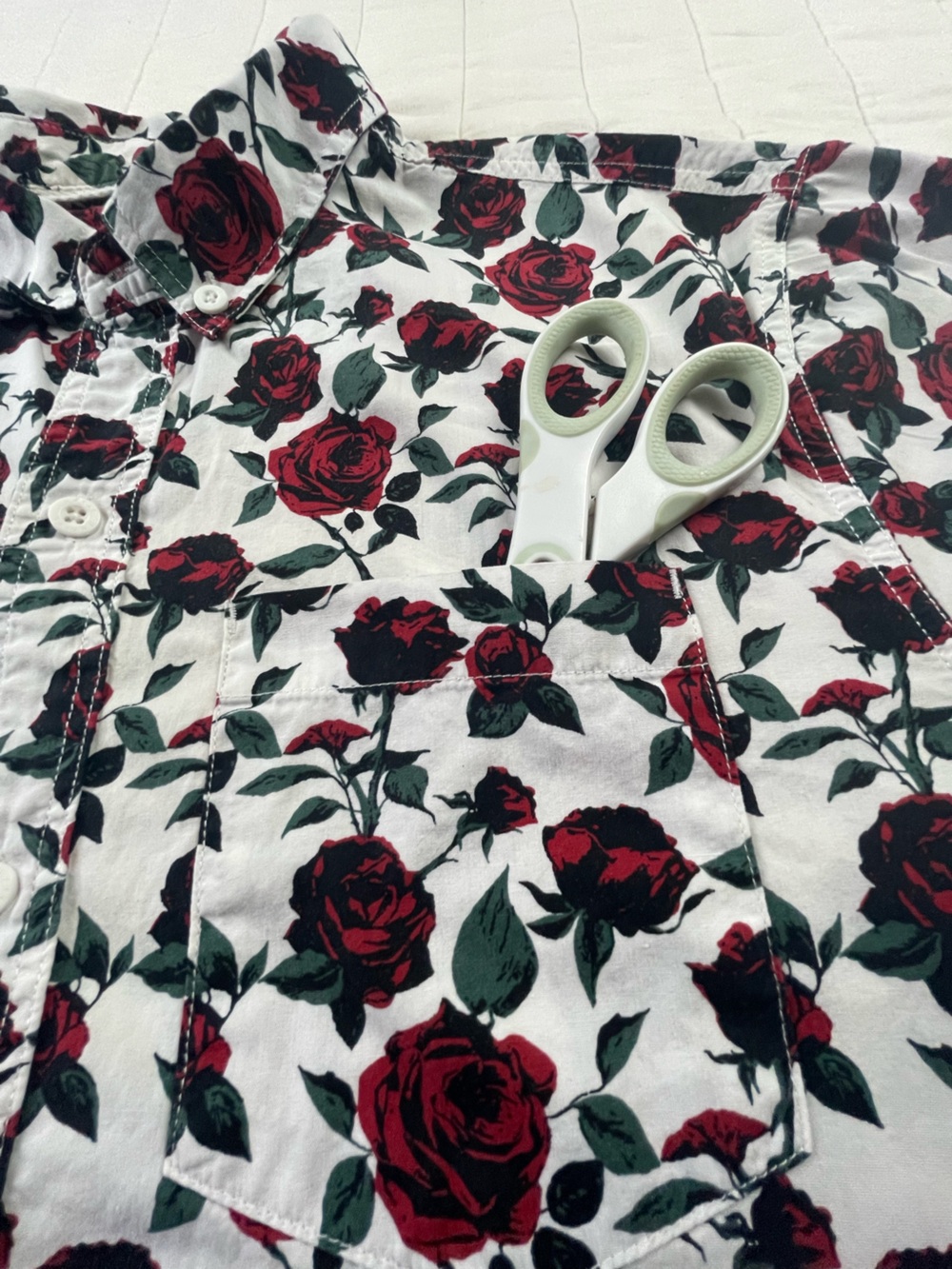 Empyre White Short-Sleeve CottonButton-Up with Red Rose Print Medium - Picture 4 of 9